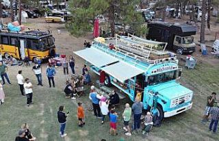 Karavanı iş yeri yaptı, hem tatil yapıyor hem...