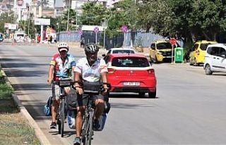 Karayolunun kenarına atılan kırık cam şişeler...