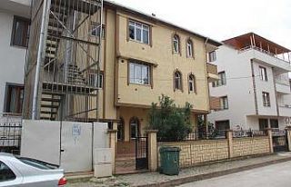 Kargo dağıtıcısı aracının başında şoka uğradı