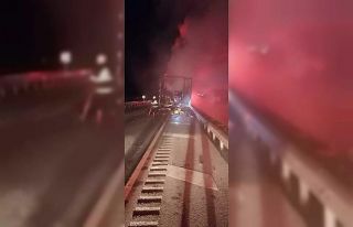 Kargo taşıyan kamyon alev alev yandı, içindekiler...