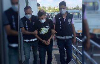 Karısını bıçaklamayı çocuğu "baba"...