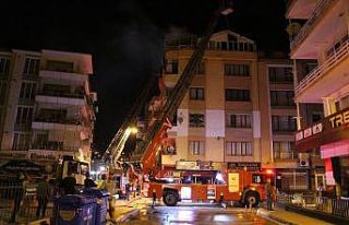 Karşı apartmandaki yangına balkondan hortumla müdahale...