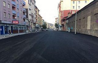 Kars’ta caddeler sıcak asfalt oldu