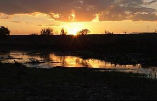 Kars’ta gün batımında gökyüzü kızıla büründü