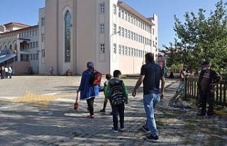 Kars’ta öğrencilerde ilk ders heyecanı