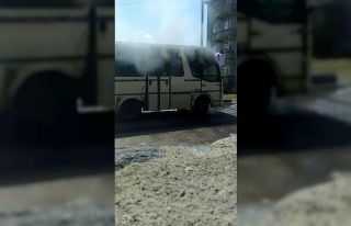 Kars’ta park halindeki dolmuş yandı