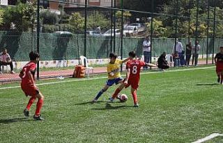 Kartallı genç futbolcular taçsız kral Metin Oktay...
