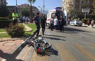 Kasksız motosiklet sürücüsü ağır yaralandı