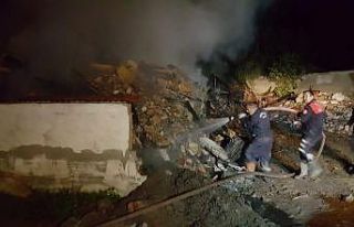 Kastamonu’da 2 katlı ev, ahır ve samanlık küle...