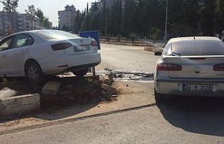 Kavşakta 2 otomobil çarpıştı: 1 yaralı