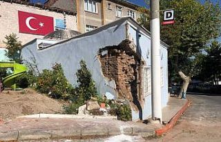 Kayan yüklü kamyon türbe duvarını parçaladı