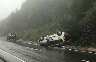 Kayganlaşan yolda takla attı