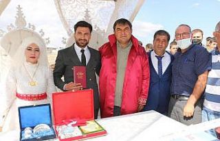 Kaymakam Balcı genç çifti mutlu gününde yalnız...