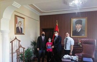 Kaymakam Böçkün’den başarılı öğrenciye hediye