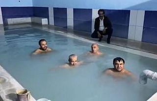Kaymakam, havuza girip vatandaşları kaplıcalara...