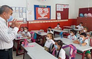 Kaymakam, öğrencileri ’Uyum Haftası’nda yalnız...