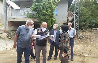 Kaymakam Özay, selden zarar köyde incelemelerde...