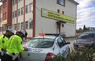Kaynarca polisinden okul önlerinde uygulama