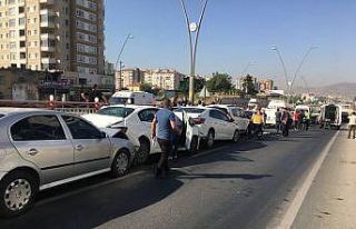 Kayseri’de 10 araç birbirine girdi: 8 yaralı