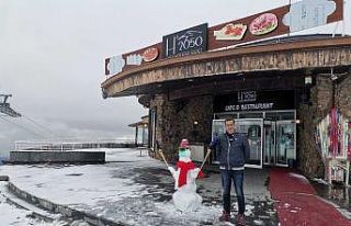 Kayseri’de sezonun ilk kardan adamı Erciyes’te...