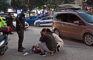 Kaza geçiren annesinin başında gözyaşı döktü