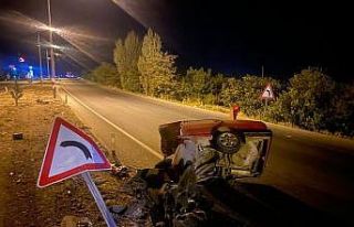 Kaza sonrası ikiye bölünen otomobilden yaralı...