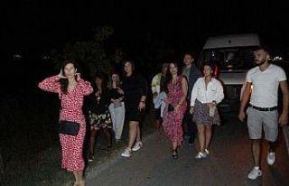 Kaza yapan araçlara bakarken kazaya neden oldular