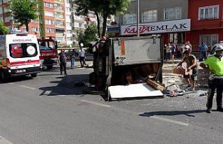 Kaza yapan et yüklü kamyonet devrildi