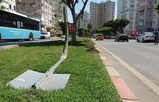 Kaza yapınca arabayı tekmeleyip arkadaşına sitem...