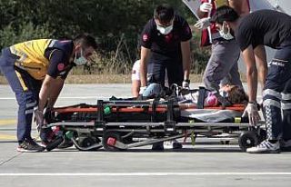 Kazada ağır yaralanan 5 yaşındaki çocuk, ambulans...