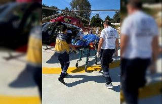 Kazada yaralanan şahıs ambulans helikopterle İstanbul’a...