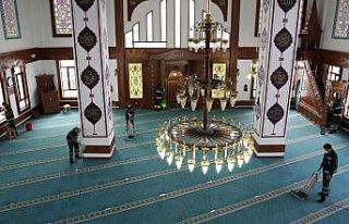 Keçiören’de ibadethaneler gül suyu ile temizlendi