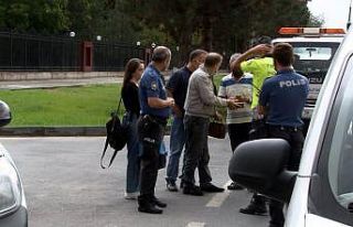 Kedisini veterinere götüren genç kadın, aracı...