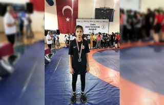 Kepez Belediyesi Güreş takımı sporcusu Elif, milli...