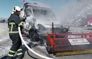 Kırıkkale’de seyir halindeki kamyonet yandı