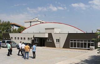 Kırkağaç’ta kapalı halı saha çalışmalarında...