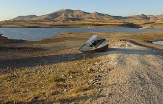 Kırkat Göleti’nde su seviyesi azaldı, suyun ortasında...