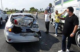 Kırmızı ışıkta bekleyen otomobile kamyon çarptı,...