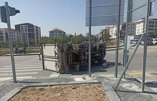 Kırmızı ışıkta geçen kamyonet ile otomobile...