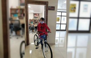 Kitap okuyan çocuklar bisikletle ödüllendirildi