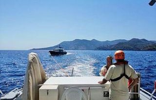 Kıyı emniyeti yanan teknedeki 4 kişiyi kurtardı