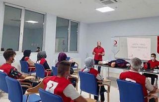 Kızılay gönüllülerine ilk yardım eğitimi verildi