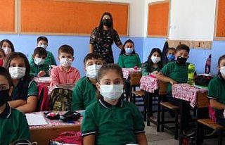 Klipli aşı çağrısı yapan minik öğrenciler...