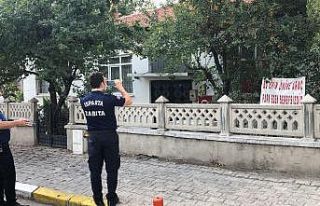 Komşularına kızdı hakaret içerikli pankart astı:...