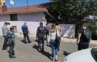 Komşusu kedilerin miyavlamasıyla şüphelendi, evde...