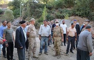 Komutanlar, ahırı yanan güvenlik korucusuyla bir...