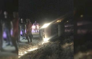 Kontrolden çıkan hafif ticari araç devrildi