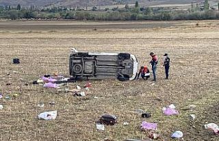 Kontrolden çıkan hafif ticari araç devrildi: 2...