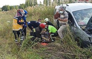 Kontrolden çıkan hafif ticari araç şarampole devrildi:...