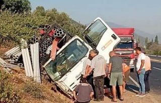 Kontrolden çıkan kamyon şarampole devrildi